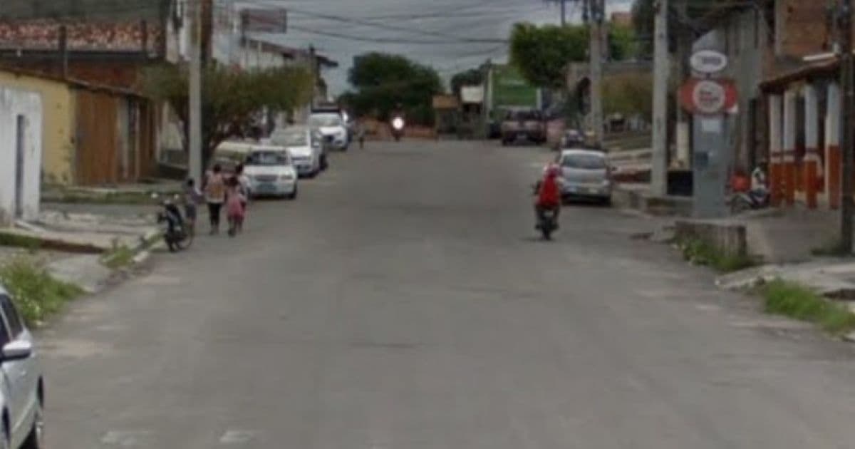 Policial militar fica nu na rua e efetua disparos em Feira de Santana