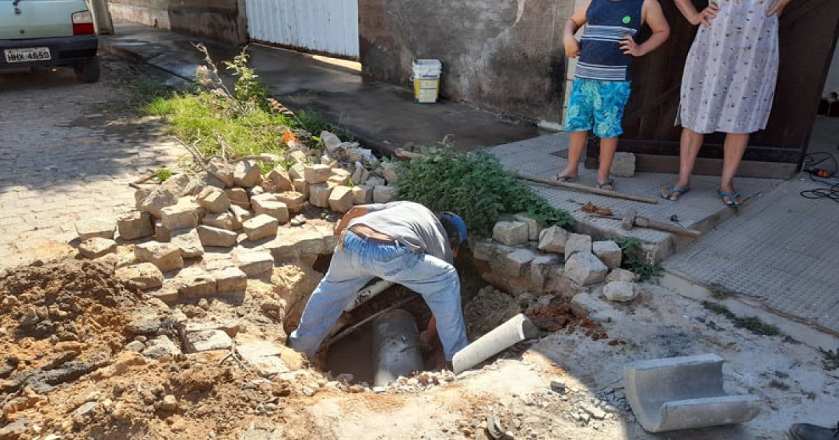 Brumado: Morador paga R$ 300 para consertar esgoto ante recusa de prefeitura e Embasa