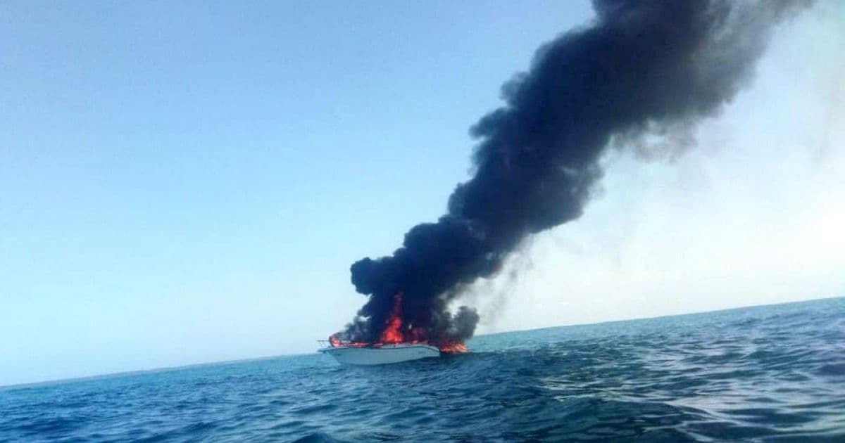 Coroa Vermelha: Embarcação pega fogo no mar; marinheiro é resgatado 