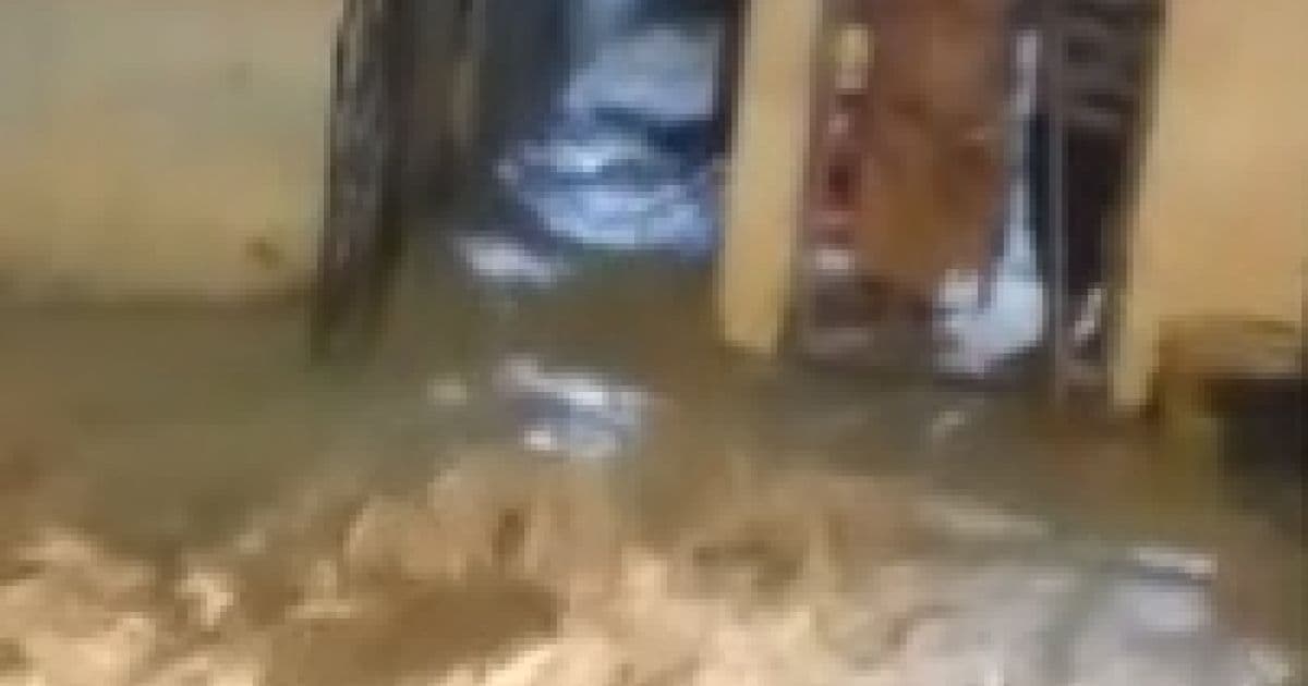 Itabuna: Chuva alaga vias e lama invade residências