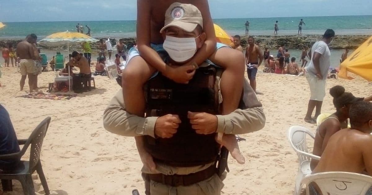 Camaçari: PM ajuda criança que se perdeu na praia de Arembepe a encontrar família