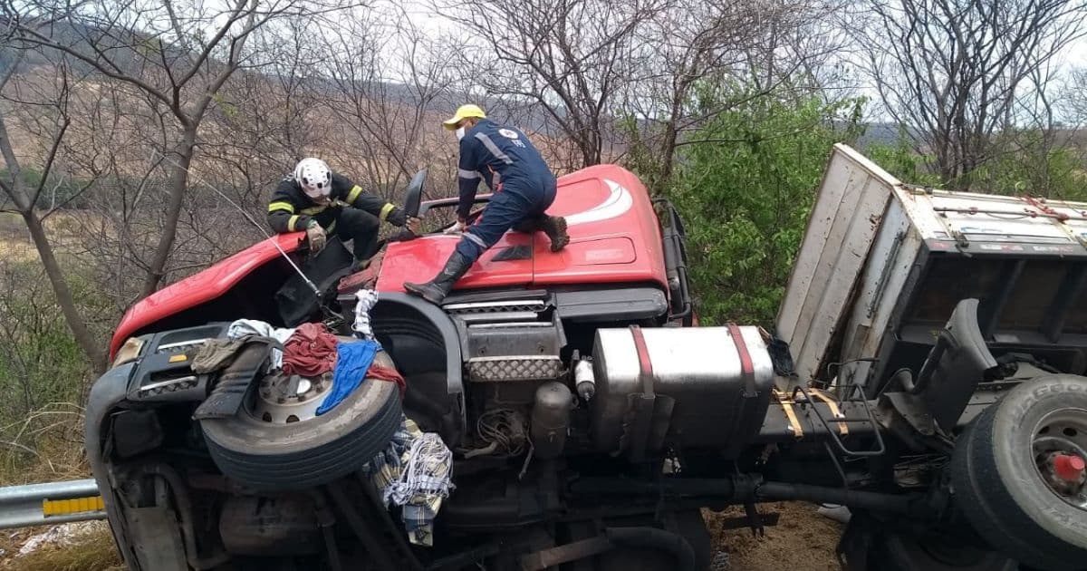Barreiras: Após acidente, duas pessoas são retiradas com vida de ferragens de carreta