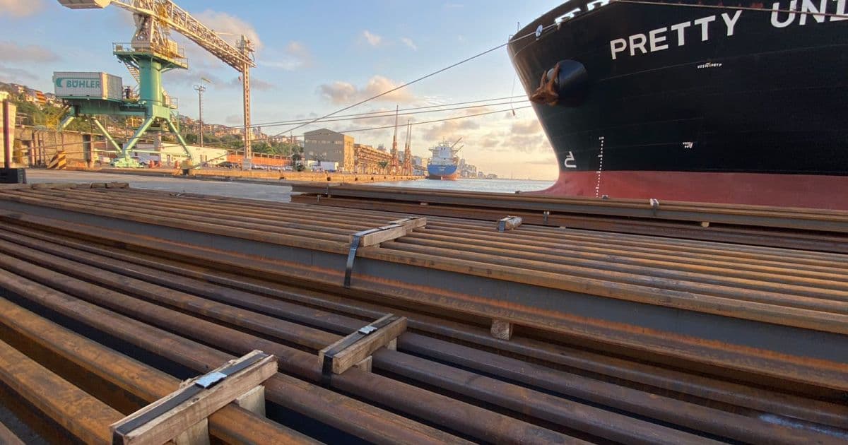 Cerca de 20 mil toneladas de trilhos que serão usados na FIOL desembarcam em Salvador 