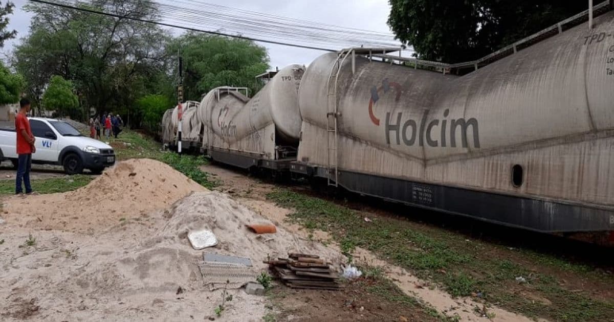 Trem carregado com cimento descarrila em área residencial de Brumado
