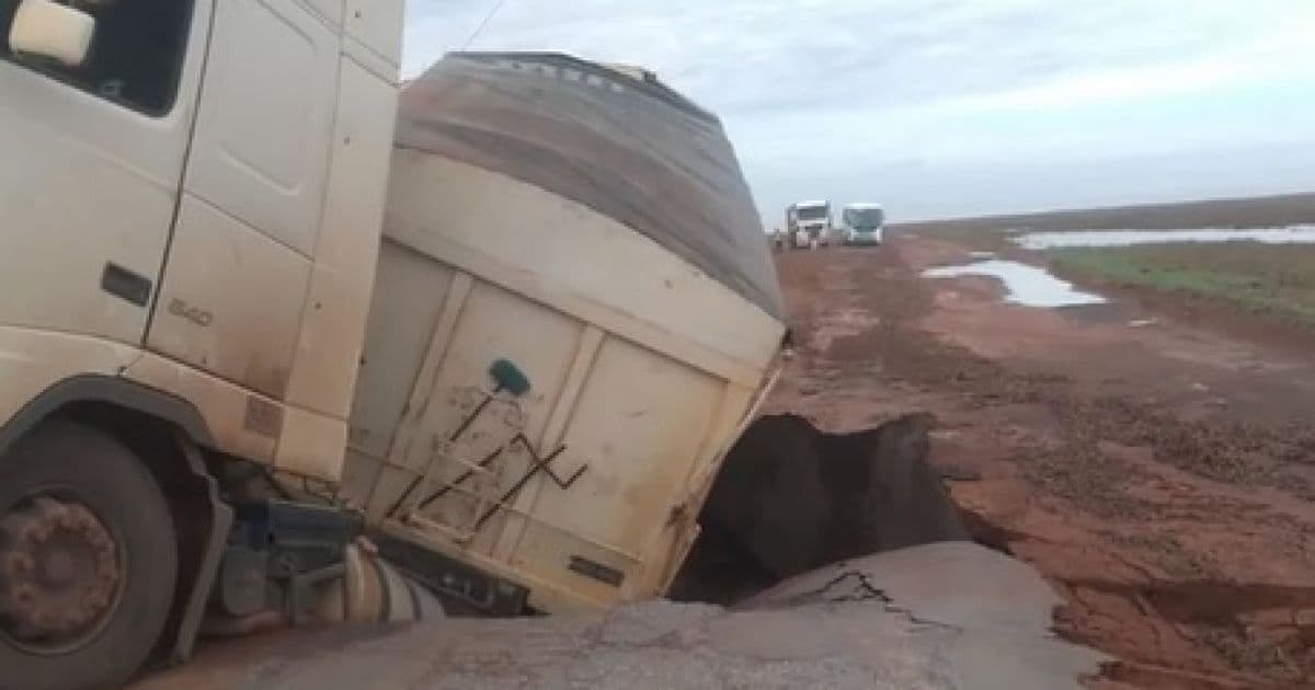 LEM: Caminhão carregado de adubo cai em cratera perto do Anel da Soja 