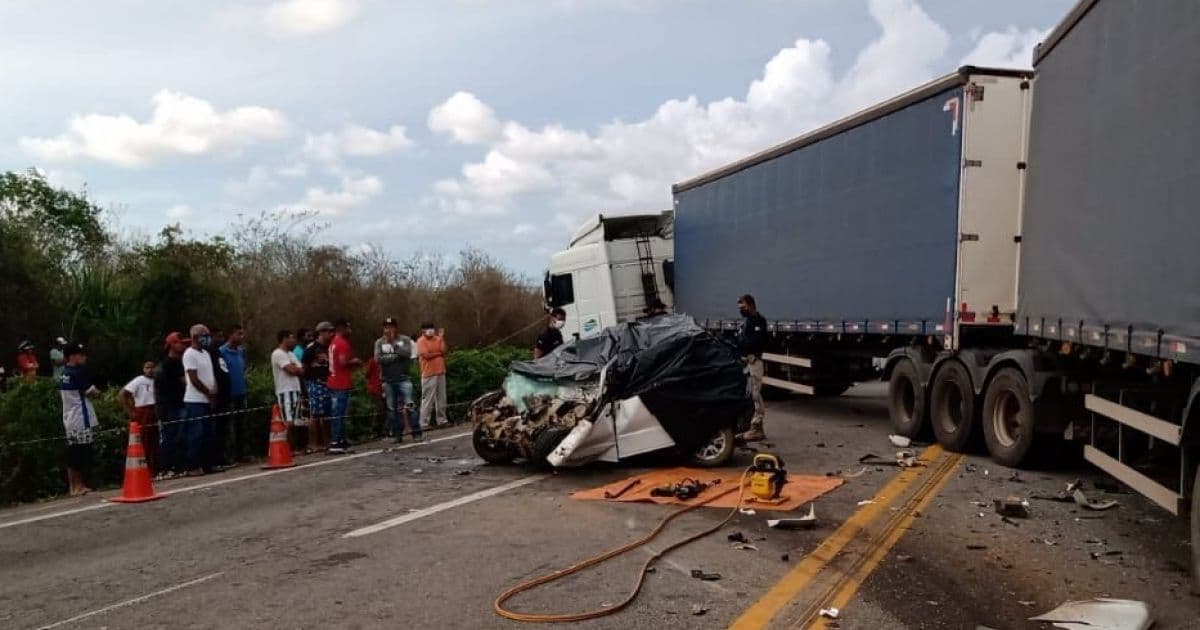 Conquista: Acidente entre carro de passeio e carreta deixa quatro mortos 