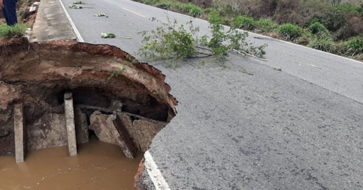 Santaluz: Chuva faz asfalto ceder, rompe tubulação e 'sangra' açude 