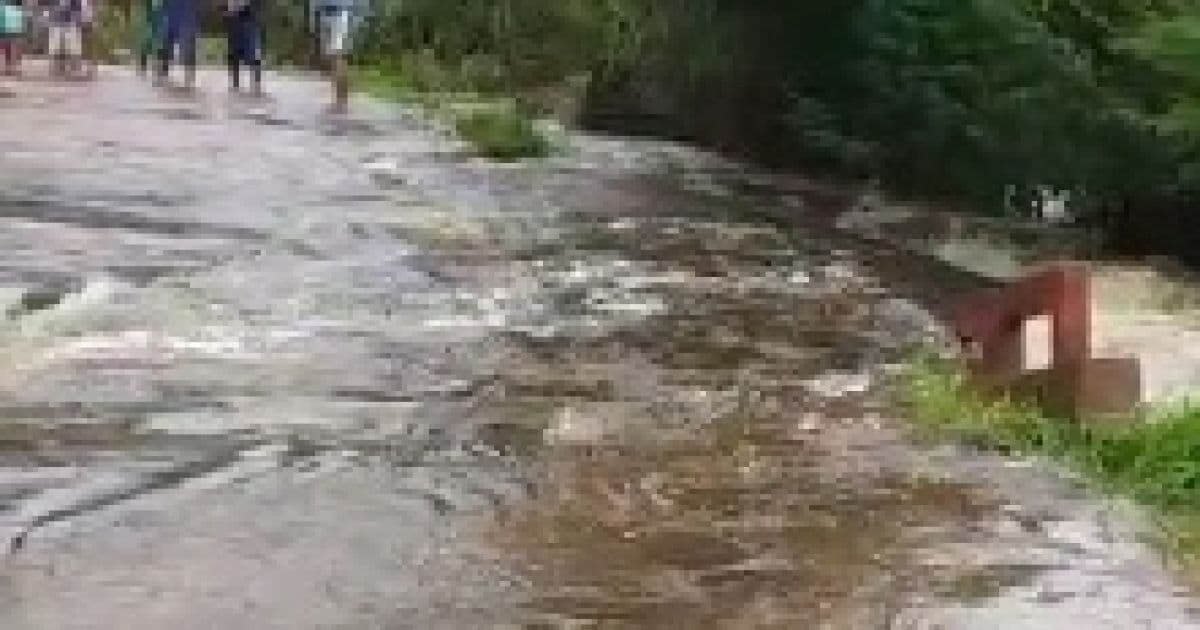 Ibicoara: Ponte fica submersa após chuvas; 5 cidades já decretaram emergência 