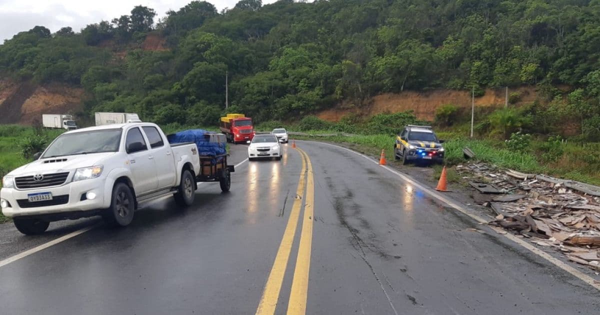 Caravelas: Motorista morre após caminhão capotar em trecho de curva na BR-101