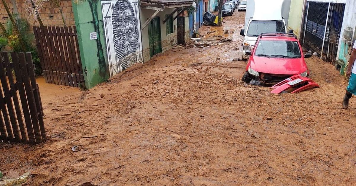 Após fortes chuvas, barranco cede e lama invade casas em Itacaré
