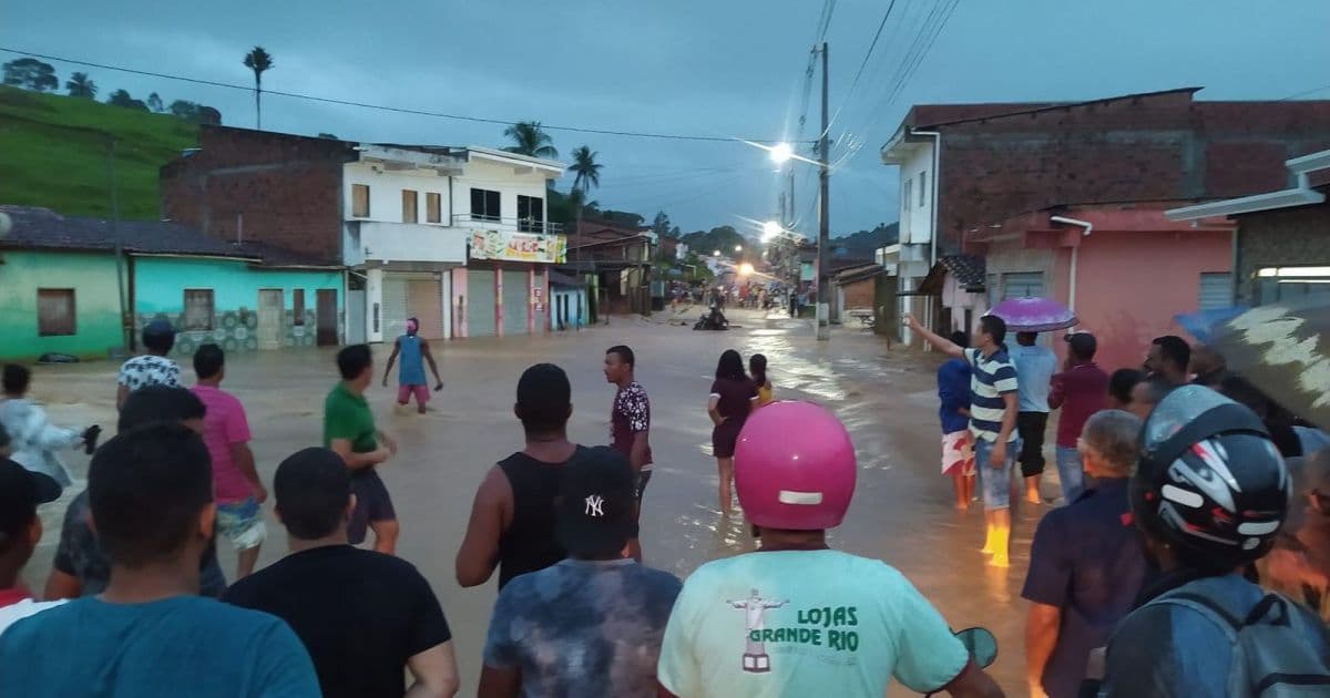 Apuarema: Barragem 'sangra' após chuvas, alaga ruas e deixa famílias desalojadas 