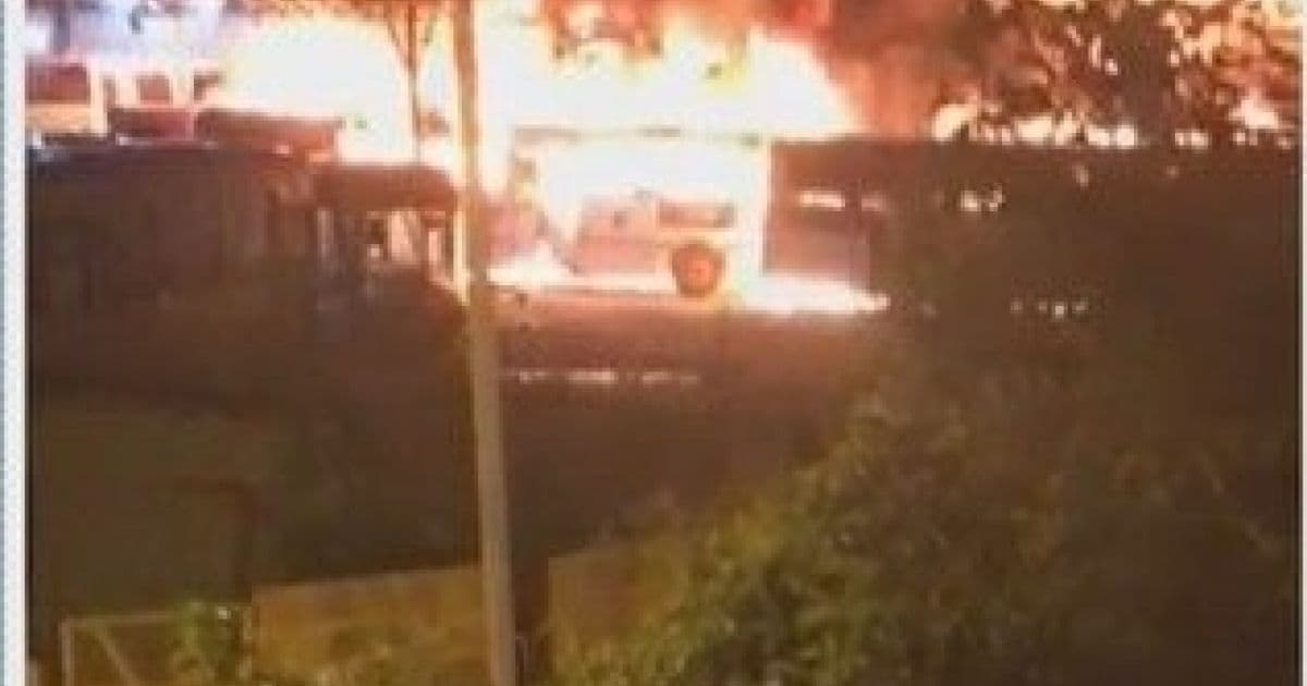 Incêndio atinge ônibus em Alagoinhas   