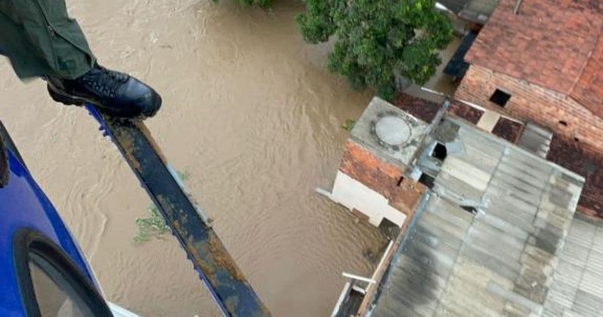 Ubaíra: Aeronaves resgatam 16 pessoas após inundações devido à cheia em rio 