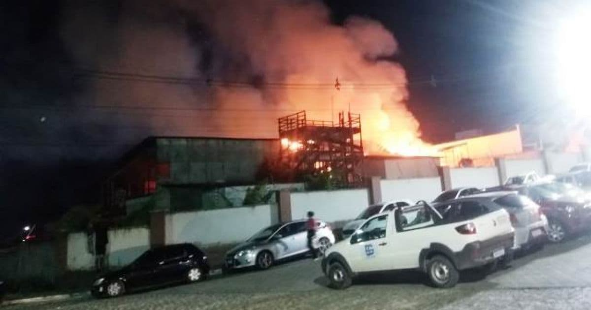 Feira de Santana: Incêndio atinge depósito de construtora e chama atenção à distância