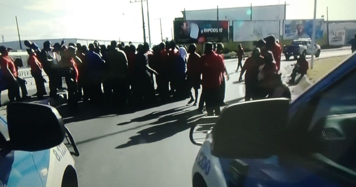 Camaçari: Rodoviários de cooperativa protestam com bloqueio na Via Parafuso