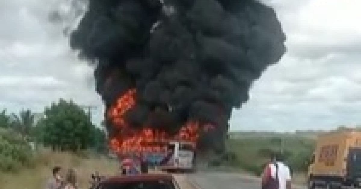 Retirolândia: Acidente entre dois ônibus deixa veículo incendiado na BA-120