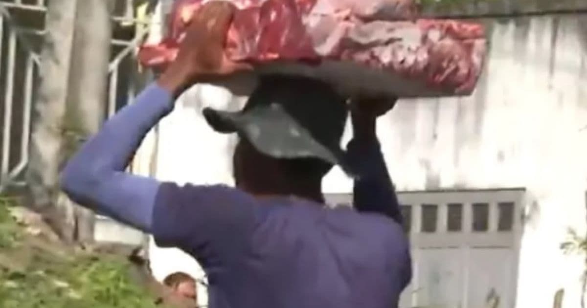 Itabuna: Caminhão tomba em pista na BR-415 e carga de 25 mil de carne é saqueada