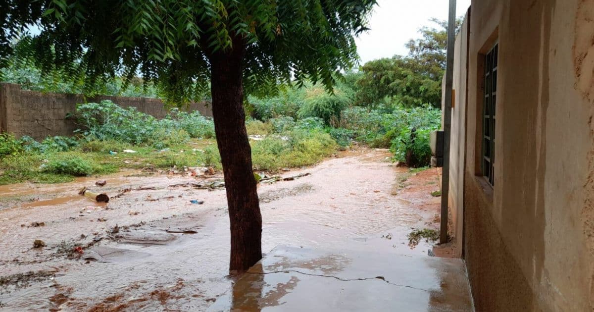Sento Sé: Chuvas alagam ruas e água invade cômodos de imóveis