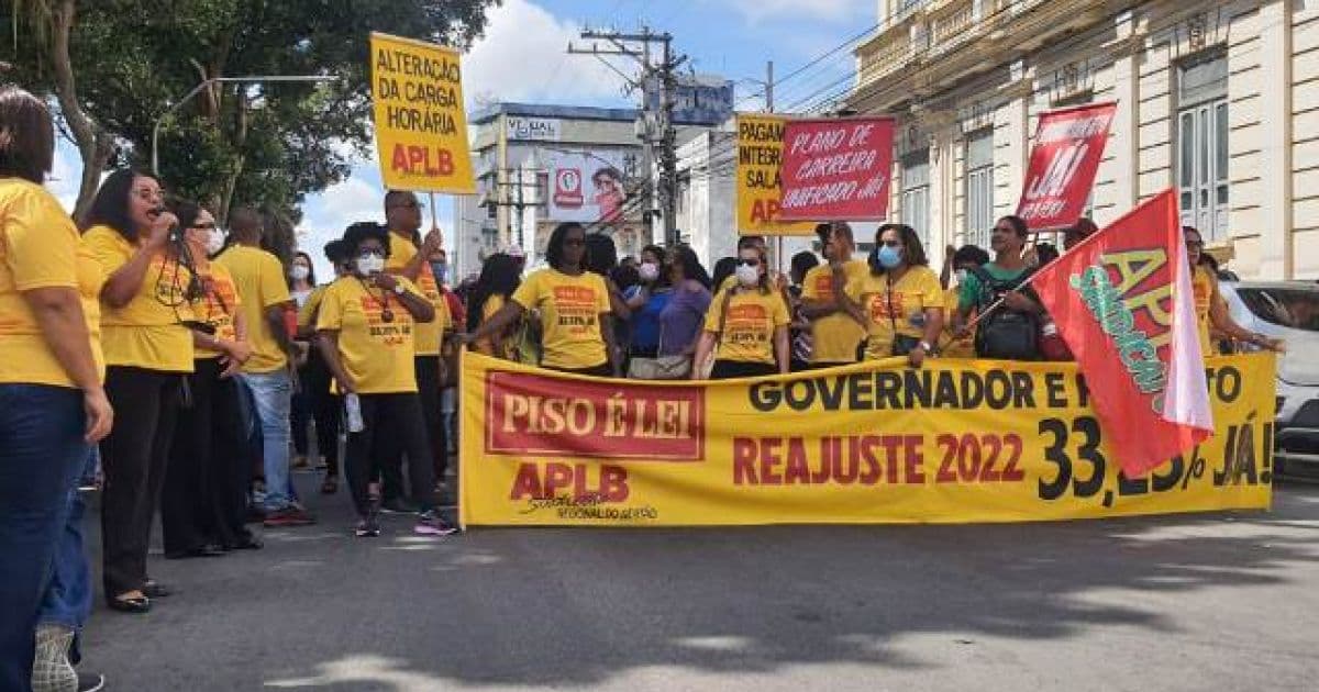 Feira de Santana: Professores fazem manifestação contra parcelamento de salários