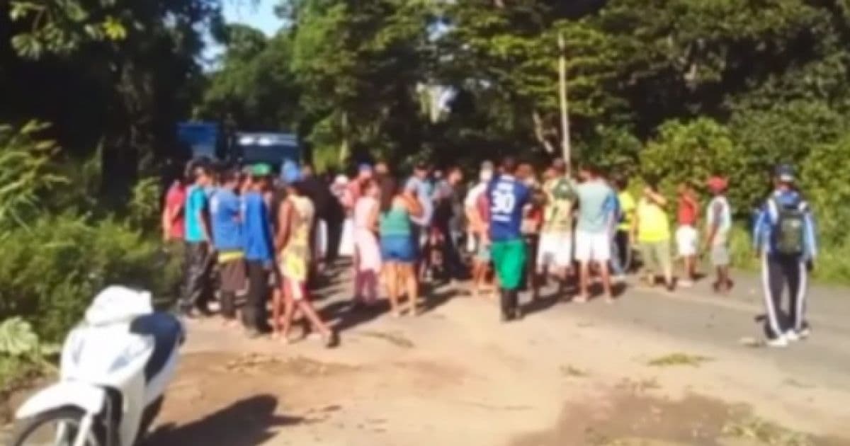 Ilhéus: Moradores de distrito fecham rodovia e pedem mais horários de ônibus