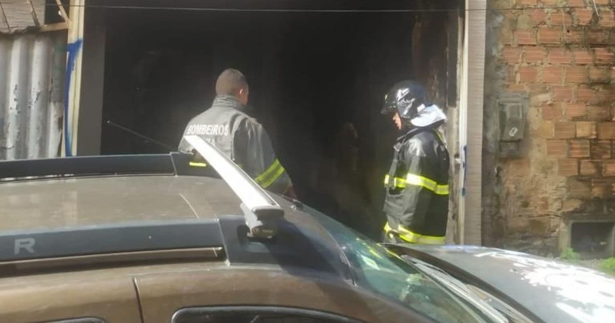 Lauro de Freitas: Policiais e bombeiros contêm homem armado que ateou fogo em casa