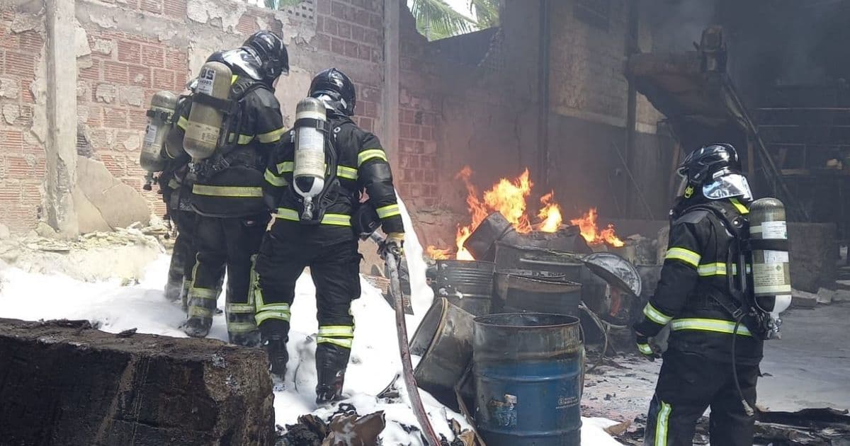 Simões Filho: Galpão de empresa é atingido por incêndio e três pessoas ficam feridas