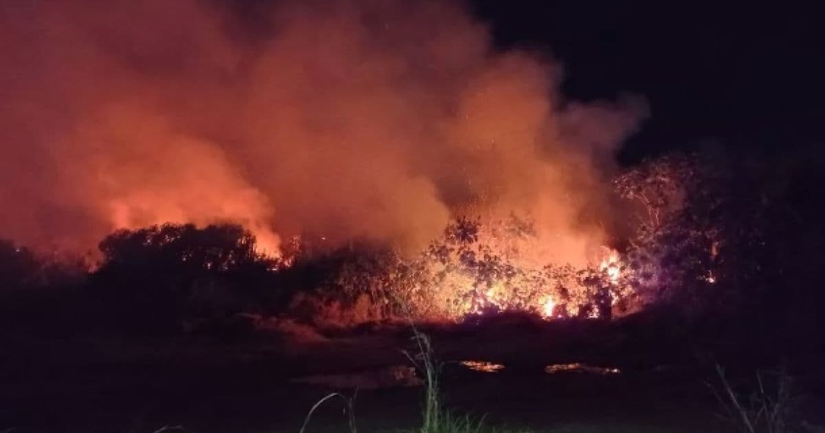 Barreiras: Incêndio atinge área de vegetação perto de hospital e casas 