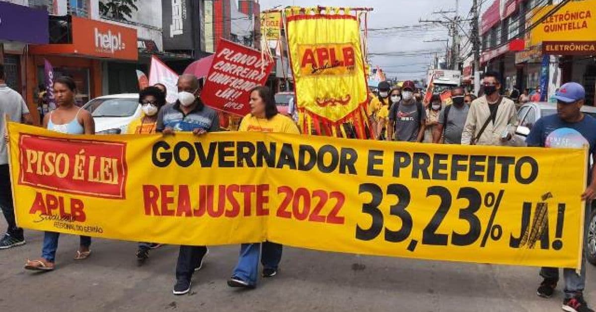 Feira: Professores fazem manifestação nas ruas por melhorias na educação municipal