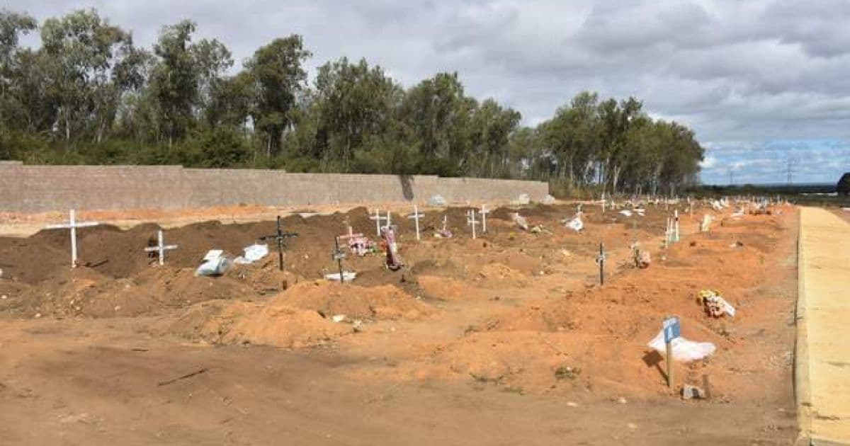 Vitória da Conquista: Cemitério municipal é construído em lixão e dejetos aparece em covas