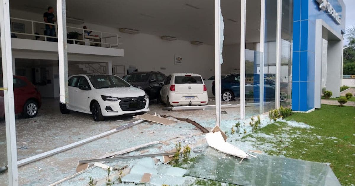 Jacobina: Veículo desgovernado invade loja, quebra vidraça e atinge carros à venda 