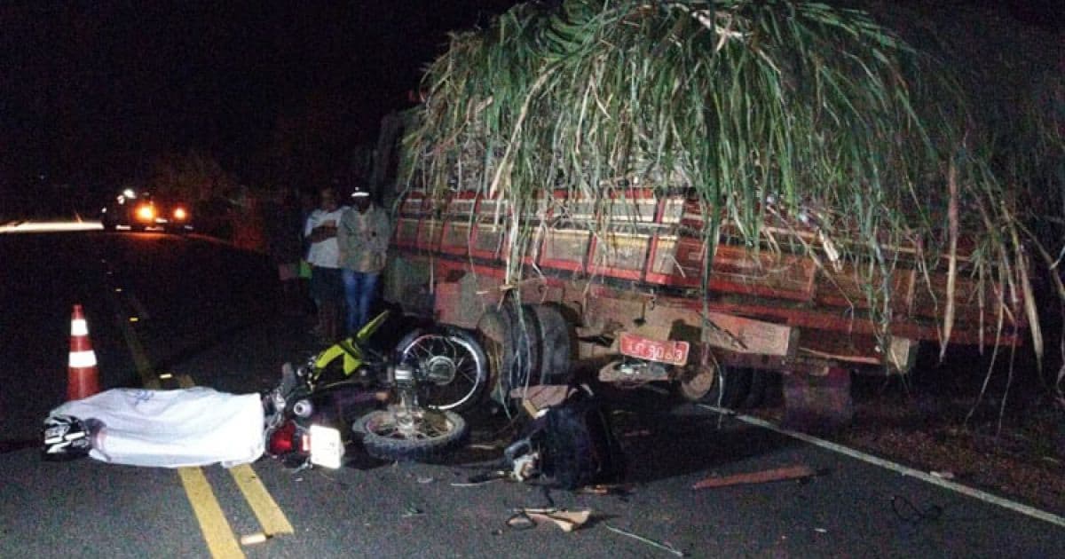 Tanhaçu: Idoso morre após colidir motocicleta em caminhão na BA-142