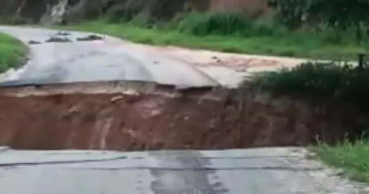 Chuva faz ponte ceder entre Itamaraju e Jucuruçu; cidades do Sul também registram transtornos