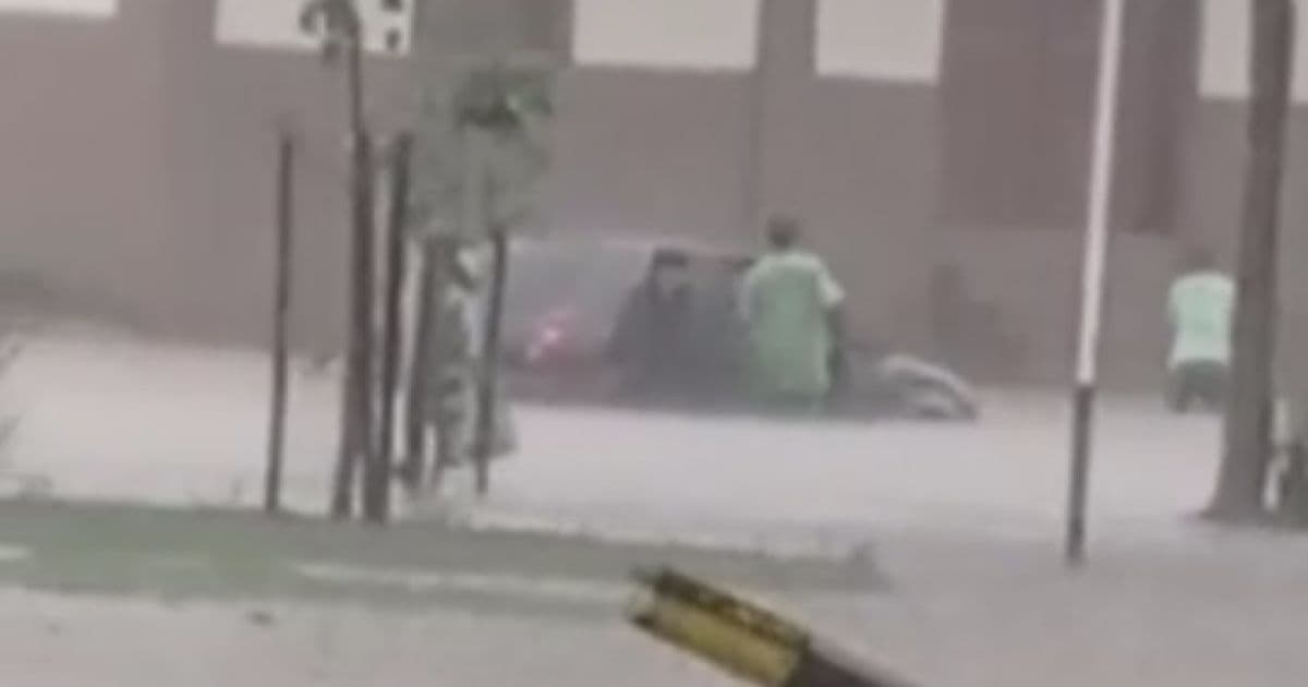 Amargosa: Chuva alaga ruas e deixa veículo quase submerso; volume em mês foi 64% maior que esperado