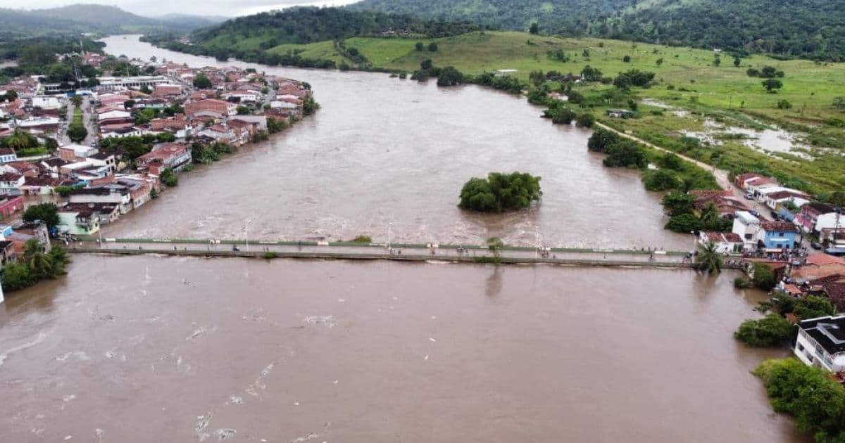 Ipiaú: Cheia do Rio de Contas afeta quase cerca de 100 famílias e ponte é interditada