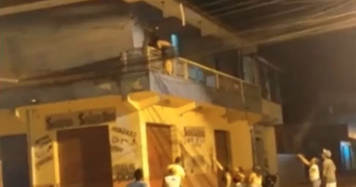 VÍDEO: Mulher pula janela para fugir de agressão em Porto Seguro