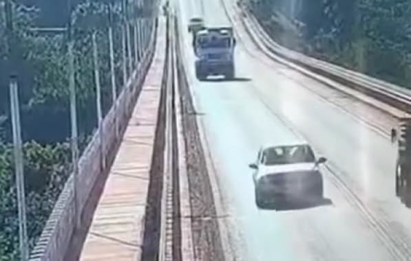 VÍDEO: Dois veículos se chocam em ponte sobre Rio São Francisco em Bom Jesus da Lapa