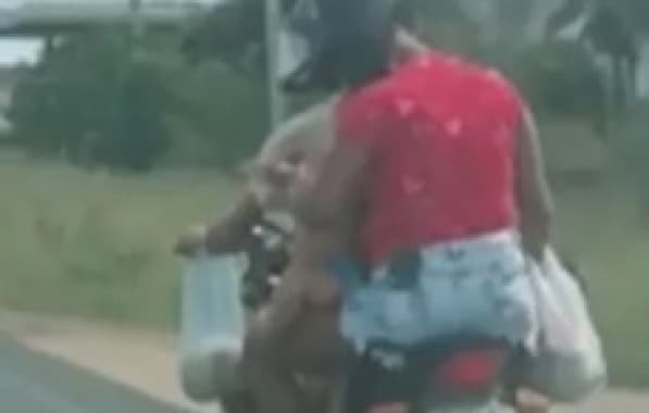 VÍDEO: Casal é flagrado com três crianças e sacolas de compras em rodovia de Capim Grosso