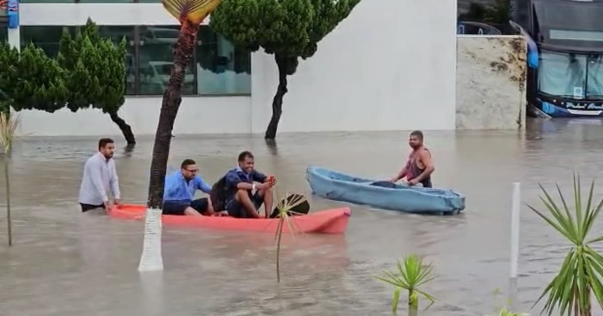 VÍDEO: Hóspedes e funcionários de hotel usam caiaques pós chuvas na região de Porto Seguro