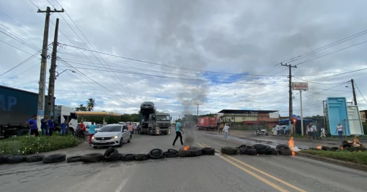 Moradores param trecho da BA-093 na Região Metropolitana de Salvador e cobram ações