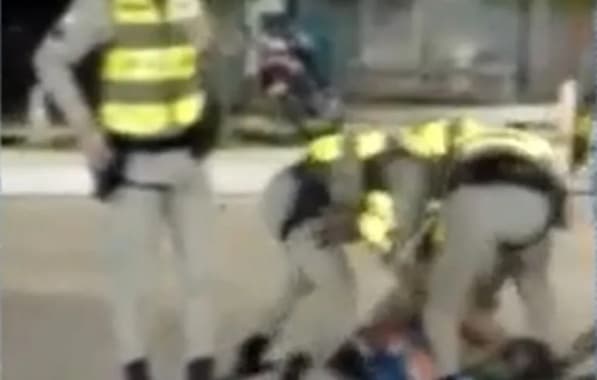 Vídeo mostra estudante sendo agredido por PMs no Oeste baiano; Corregedoria apura caso