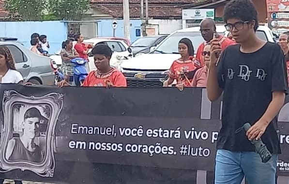 Familiares e amigos de jovem encontrado esquartejado protestam em frente a fórum no interior da Bahia