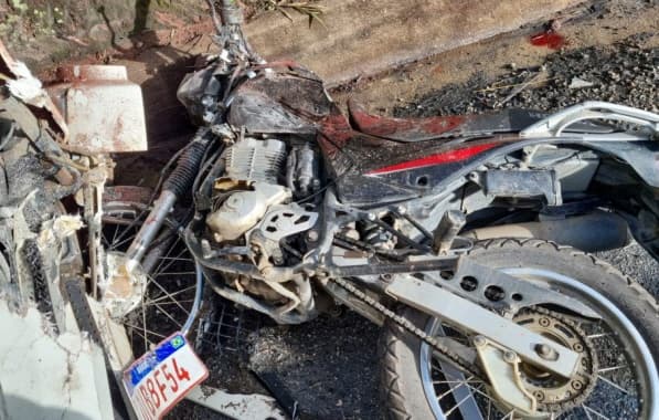 Casal fica ferido em estado grave após moto ser atingida por caminhão perto de Porto Seguro