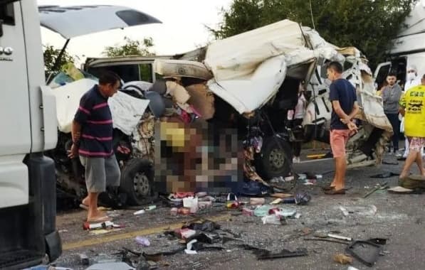 Acidente deixa 2 mortos em colisão entre van e carreta na BR-116 Norte na Bahia