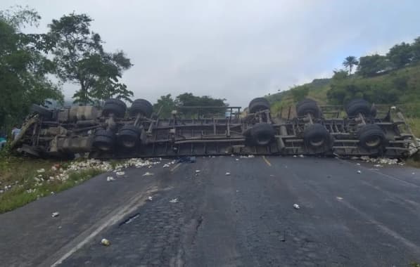 Dois morrem em batida entre caminhonete e carreta na BR-101 perto de Alagoinhas