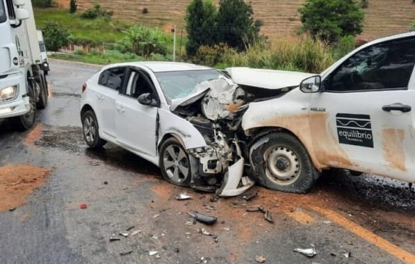 Colisão entre carro e caminhonete resulta em uma morte e bloqueio total de rodovia em Itabela