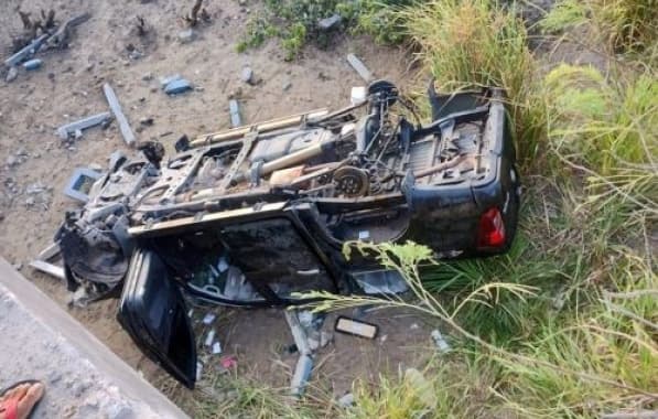 Motorista perde controle e carro cai de ponte na BA-001, no Extremo Sul da Bahia