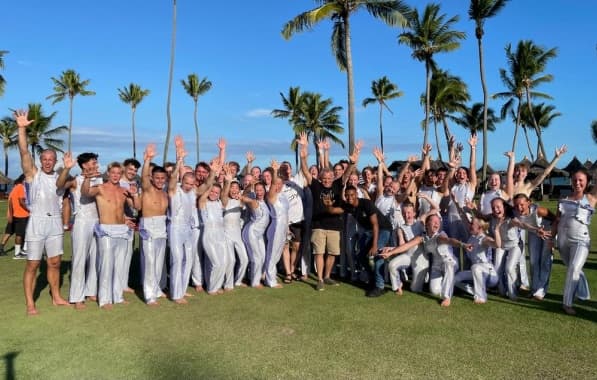 Tradicional grupo de 50 ginastas dinamarqueses visitam e se apresentam em Praia do Forte
