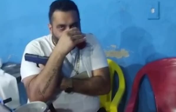 Vídeo mostra pai de acusado de matar cigana com arma em bar; suspeitos seguem fugidos
