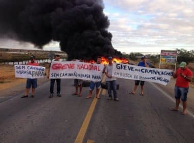 Caminhoneiros fecham BR em Capim Grosso e protestam contra governo federal 