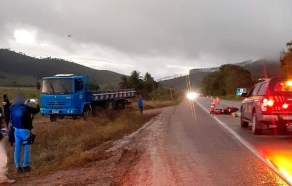 Homem e enteado morrem em colisão entre moto e caminhão perto de Porto Seguro